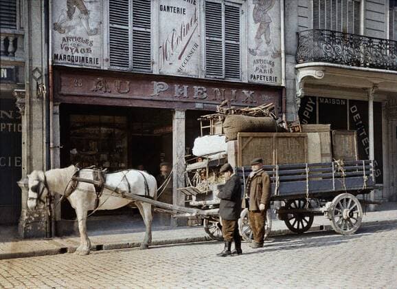 WORLD WAR I IN FRANCE A horse cart is loaded with furniture and personal belongings in front of a leather goods shop. 4th May 1917. People are getting ready to leave Reims during the Second Battle of the Aisne which ended in defeat for the French forces. Western Front. World War I. Autochrome Lumiere. Photo: Paul Castelnau (1880-1944). France. 19170504 ! ACHTUNG: AUFNAHMEDATUM GESCHÄTZT! *** WELTKRIEG I IN FRANKREICH Ein Pferdewagen wird mit Möbeln und persönlichen Gegenständen vor einem Lederwarengeschäft beladen 4. Mai 1917 Menschen machen sich bereit, Reims während der Zweiten Schlacht an der Aisne zu verlassen, die für die französischen Streitkräfte mit einer Niederlage endete Westfront Erster Weltkrieg Autochrom Lumiere Foto Paul Cast