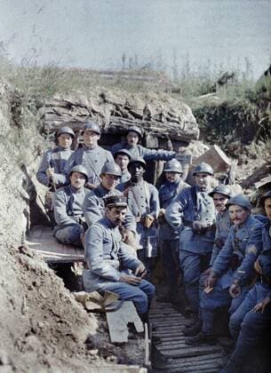 WORLD WAR I IN FRANCE A group of French soldiers in a trench in the first line. 16th June 1917. One is probably from Senegal. Hirtzbach, Department Haut-Rhin, Region Alsace. Western Front. World War I. Autochrome Lumiere. Photo: Paul Castelnau (1880-1944). France. 19170616 ! ACHTUNG: AUFNAHMEDATUM GESCHÄTZT! *** WELTKRIEG I IN FRANKREICH Eine Gruppe französischer Soldaten in einem Schützengraben in der ersten Linie 16. Juni 1917 Einer ist wahrscheinlich aus Senegal Hirtzbach, Departement Haut Rhin, Region Elsass Westfront Erster Weltkrieg Autochrom Lumiere Foto Paul Castelnau 1880 1944 Frankreich 19170616 ACHTUNG AUFNAHMEDATUM GESCHÄTZT