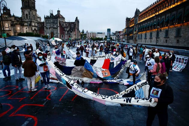 Mexiko - Internationaler Tag der Opfer des gewaltsamem Verschwindenlassens Relatives of disappeared people protest in front of the Palacio Nacional in Mexico City, Mexico, 30 August 2021. Activists, relatives, friends of disappeared get together in Mexico City during the International Day of the Disappeared claiming justice for more than 90.000 missing people in the country. International Day of the Disappeared !ACHTUNG: NUR REDAKTIONELLE NUTZUNG!  Copyright: xCarlosxRamírezx MEX218 20210830-662b0721f9080d59234bc2ed624f2f56ad2361ea