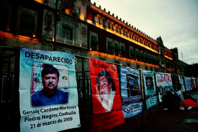 Mexiko - Internationaler Tag der Opfer des gewaltsamem Verschwindenlassens View of blankets with images of missing people, during a protest in front of the Palacio Nacional in Mexico City, Mexico, 30 August 2021. Activists, relatives, friends of disappeared get together in Mexico City during the International Day of the Disappeared claiming justice for more than 90.000 missing people in the country. International Day of the Disappeared !ACHTUNG: NUR REDAKTIONELLE NUTZUNG!  Copyright: xCarlosxRamírezx MEX215 20210830-0fdd4a005e8a76cd98907d68164d4d6959cb8735