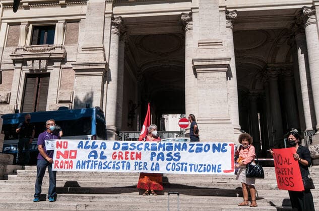 Coronavirus in Italien, Demonstration gegen den Grünen Pass in Rom Protest At Ministry Of Education Over Green Pass Requirements Teachers and school workers protest in front of the MIUR, Ministry of Education against the Green Pass requirement for returning to school, on August 30, 2021 in Rome, Italy. Rome Italy Italy ronchini-greenpas210830_npkct  Copyright: xAndreaxRonchinix