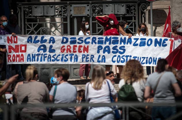Coronavirus in Italien, Demonstration gegen den Grünen Pass in Rom Protest At Ministry Of Education Over Green Pass Requirements Teachers and school workers protest in front of the MIUR, Ministry of Education against the Green Pass requirement for returning to school, on August 30, 2021 in Rome, Italy. Rome Italy Italy ronchini-greenpas210830_nphhv  Copyright: xAndreaxRonchinix