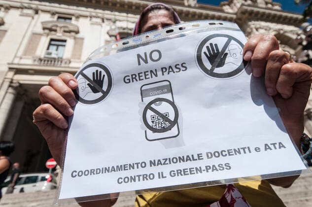 Coronavirus in Italien, Demonstration gegen den Grünen Pass in Rom Protest At Ministry Of Education Over Green Pass Requirements Teachers and school workers protest in front of the MIUR, Ministry of Education against the Green Pass requirement for returning to school, on August 30, 2021 in Rome, Italy. Rome Italy Italy ronchini-greenpas210830_npwhR  Copyright: xAndreaxRonchinix