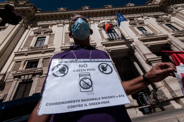 Coronavirus in Italien, Demonstration gegen den Grünen Pass in Rom Protest At Ministry Of Education Over Green Pass Requirements Teachers and school workers protest in front of the MIUR, Ministry of Education against the Green Pass requirement for returning to school, on August 30, 2021 in Rome, Italy. Rome Italy Italy ronchini-greenpas210830_npWg3  Copyright: xAndreaxRonchinix