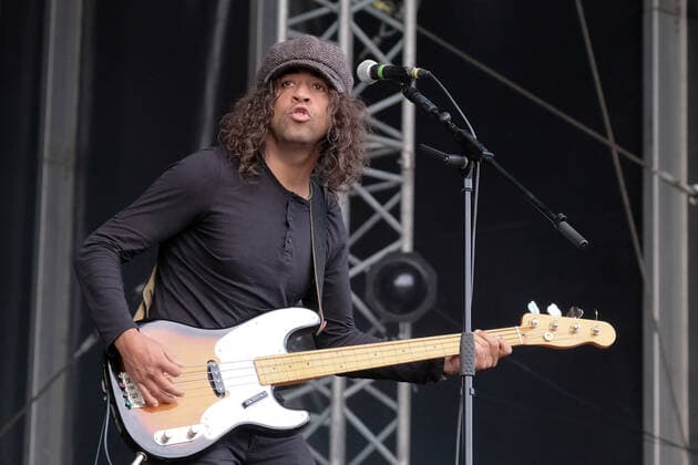 August 29, 2021, Portsmouth, Hampshire, United Kingdom: James Jay Lewis, singer songwriter and bass player with English Indie alternative rock band Cast performs live on stage at Victorious Festival in Portsmouth. Portsmouth United Kingdom - ZUMAs197 20210829_zaa_s197_369 Copyright: xDawnxFletcher-Parkx