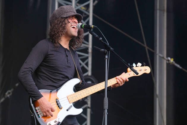 August 29, 2021, Portsmouth, Hampshire, United Kingdom: James Jay Lewis, singer songwriter and bass player with English Indie alternative rock band Cast performs live on stage at Victorious Festival in Portsmouth. Portsmouth United Kingdom - ZUMAs197 20210829_zaa_s197_371 Copyright: xDawnxFletcher-Parkx
