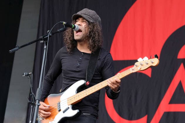 August 29, 2021, Portsmouth, Hampshire, United Kingdom: James Jay Lewis, singer songwriter and bass player with English Indie alternative rock band Cast performs live on stage at Victorious Festival in Portsmouth. Portsmouth United Kingdom - ZUMAs197 20210829_zaa_s197_374 Copyright: xDawnxFletcher-Parkx