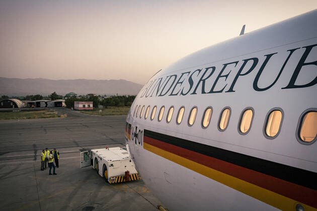 Bundesaussenminister Heiko Maas, SPD, aufgenommen beim betreten eines Flugzeuges der Flugbereitschaft der Bundeswehr in Duschanbe. 30.08.2021. Duschanbe Tadschikistan *** Federal Foreign Minister Heiko Maas, SPD, photographed boarding an aircraft of the Bundeswehr Air Force in Dushanbe 30 08 2021 Dushanbe Tajikistan Copyright: xFelixxZahn photothek.netx