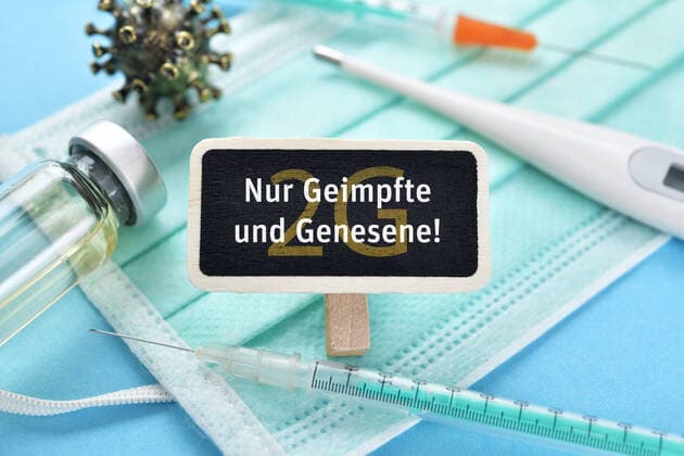 PHOTOMONTAGE, sign with inscription Only vaccinated and recovered, symbol photo 2G Rule ** NUR FUER REDAKTIONELLE ZWECKE ** EDITORIAL USE ONLY **