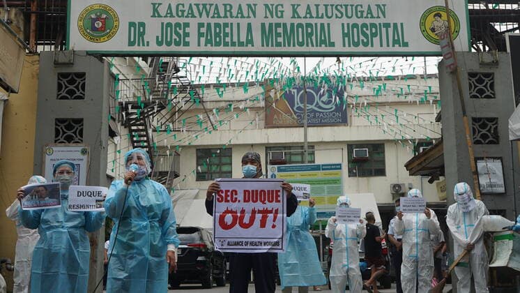 Coronavirus auf den Philippinen, Protest von Pflegepersonal gegen Präsident Duterte in Manila Ph: Protest of medical health workers Medical health workers of Dr. Jose Fabella Memorial Hospital hold a lunch break protest and noise barrage in their hospital grounds to demonstrate their frustrations to the Department of Health (DOH) and the Duterte administration for the non-release of their COVID-19 benefits. Fabella Hospital is a DOH-retained hospital, only received 30% of the funds intended for the meals, accommodation and transportation (MAT) allowance of its health workers covering the period of September to December 2020 as the remaining 70% or P37.284M of the funds was withheld by the DOH. As of August 13, 2021, four percent of the total number of employees of Dr. Jose Fabella Memorial Hospital are infected with COVID-19 accordi Copyright: SherbienxDacalanio