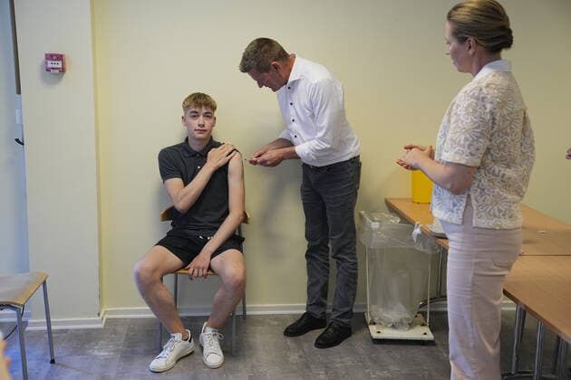 The Prime Minister Mette Frederiksen and Director of the National Board of Health Soeren Brostroem will visit the emergency vaccination team at Broendby Gymnasium, Tuesday 31 August 2021,  Copyright: MartinxSylvestx COP105 spdk20210831-161452-L