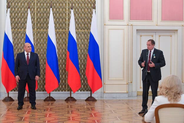 Russland, Verleihung des Staatspreis fÃ¼r Kultur in Moskau MOSCOW, RUSSIA - AUGUST 31, 2021: Russia s Prime Minister Mikhail Mishustin (L) and actor Andrei Sokolov, awarded an Order of Friendship, attend a ceremony to present creative professionals with Russian government awards. Alexander Astafyev POOL TASS  TS10E45F