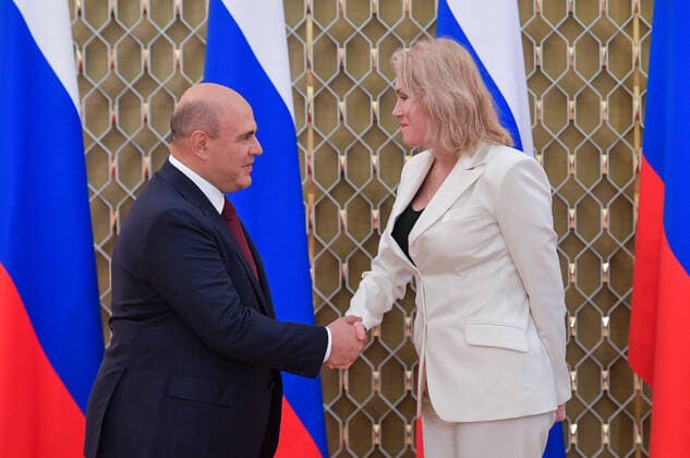 Russland, Verleihung des Staatspreis fÃ¼r Kultur in Moskau MOSCOW, RUSSIA - AUGUST 31, 2021: Russia s Prime Minister Mikhail Mishustin (L) and actress Maria Shukshina, awarded Russia s Order For Merit to the Fatherland (1st class), attend a ceremony to present creative professionals with Russian government awards. Alexander Astafyev POOL TASS  TS10E460