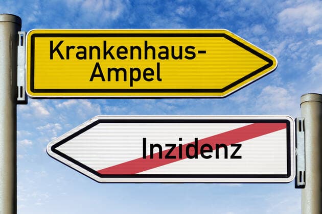 PHOTOMONTAGE, signpost with inscription hospital traffic light and crossed out inscription incidence ** NUR FUER REDAKTIONELLE ZWECKE ** EDITORIAL USE ONLY **