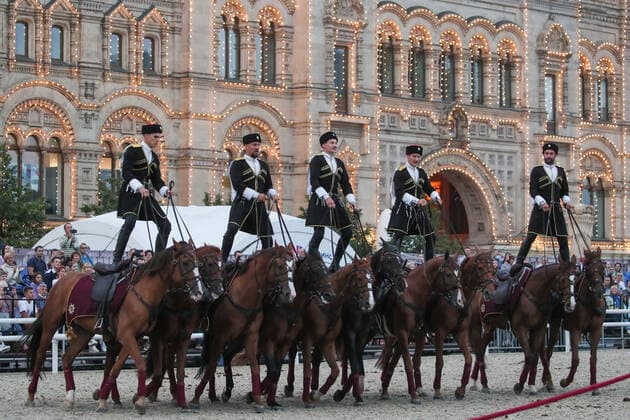 Russland, MilitÃ¤rmusik-Festival in Moskau MOSCOW, RUSSIA - AUGUST 31, 2021: Members of the Kremlin Equestrian School perform during the 2021 Spasskaya Tower Military Music Festival in Moscowâ€™s Red Square. Vladimir Gerdo TASS  TS10E4F1