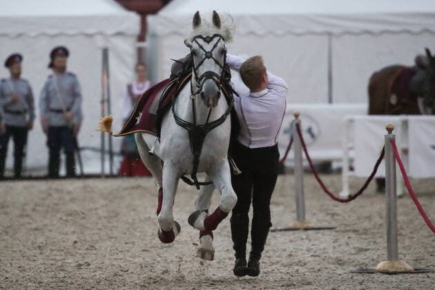 Russland, MilitÃ¤rmusik-Festival in Moskau MOSCOW, RUSSIA - AUGUST 31, 2021: A member of the Kremlin Equestrian School performs during the 2021 Spasskaya Tower Military Music Festival in Moscowâ€™s Red Square. Vladimir Gerdo TASS  TS10E4F4