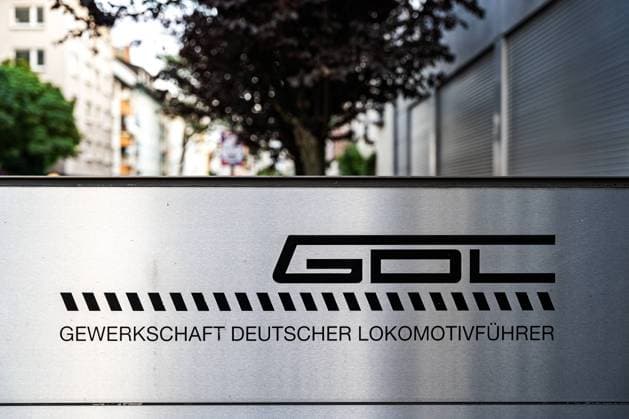 GDL-Hauptgeschäftstelle in Frankfurt am Main Schild an der GDL-Hauptgeschäftstelle in Frankfurt am Main. Frankfurt am Main Hessen Deutschland *** GDL headquarters in Frankfurt am Main sign at the GDL headquarters in Frankfurt am Main Frankfurt am Main Hesse Germany