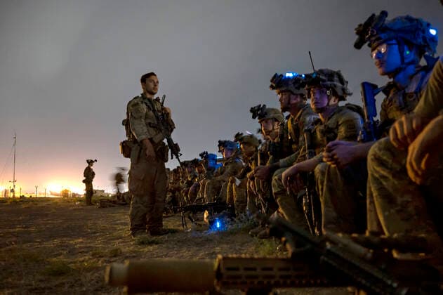 Afghanistan, Die letzten amerikanischen Soldaten verlassen Kabul STYLELOCATIONThe last U.S. Army 82nd Airborne Division paratroopers wait to board an Air Force C-17 Globemaster III cargo plane completing the withdrawal from Afghanistan at Hamid Karzai International Airport August 30, 2021 in Kabul, Afghanistan. Kabul Afghanistan - ZUMAp138 20210830_zaa_p138_003 Copyright: xSraxTaylorxCrul U.S.xAirx