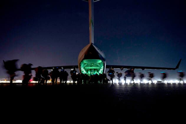 Afghanistan, Die letzten amerikanischen Soldaten verlassen Kabul STYLELOCATIONU.S. Army 82nd Airborne Division paratroopers board an Air Force C-17 Globemaster III cargo plane as the last American soldiers prepare to leave Afghanistan at Hamid Karzai International Airport August 30, 2021 in Kabul, Afghanistan. Kabul Afghanistan - ZUMAp138 20210830_zaa_p138_005 Copyright: xSraxTaylorxCrul U.S.xAirx