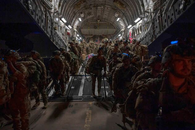 STYLELOCATIONU.S. Army 82nd Airborne Division paratroopers disembark from an Air Force C-17 Globemaster III aircraft on arrival to Ali Al Saleem Air Base as the last American soldiers leave Afghanistan August 31, 2021 in Ali Al Saleem, Kuwait. Ali Al Saleem Kuwait - ZUMAp138 20210831_zaa_p138_004 Copyright: xSraxTaylorxCrul U.S.xAirx