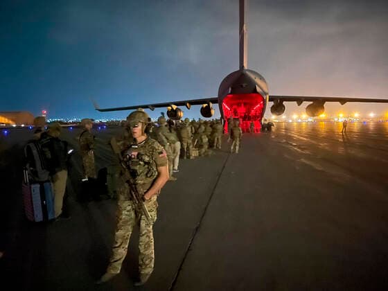 STYLELOCATIONThe last U.S. Army 82nd Airborne Division paratroopers, board an Air Force C-17 Globemaster III cargo plane as the withdrawal from Afghanistan is complete at Hamid Karzai International Airport August 31, 2021 in Kabul, Afghanistan. Kabul Afghanistan - ZUMAp138 20210830_zaa_p138_014 Copyright: xMsgt.xAlexxBurnett U.S.xArmyx