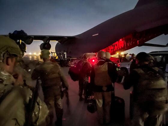 STYLELOCATIONThe last U.S. Army 82nd Airborne Division paratroopers, board an Air Force C-17 Globemaster III cargo plane as the withdrawal from Afghanistan is complete at Hamid Karzai International Airport August 31, 2021 in Kabul, Afghanistan. Kabul Afghanistan - ZUMAp138 20210830_zaa_p138_015 Copyright: xMsgt.xAlexxBurnett U.S.xArmyx