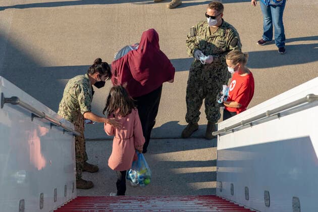 Frauen unter dem Taliban Regime in Afghanistan August 30, 2021 - Rota, Spain - Afghan evacuees disembark a flight from Kabul on arrival at Naval Air Station Rota August 30, 2021 in Rota, Spain. NAS Rota is providing temporary lodging for evacuees from Afghanistan as part of Operation Allies Refuge. Rota Spain - ZUMAz03_ 20210830_swp_z03_065 Copyright: xU.S.xNavyx