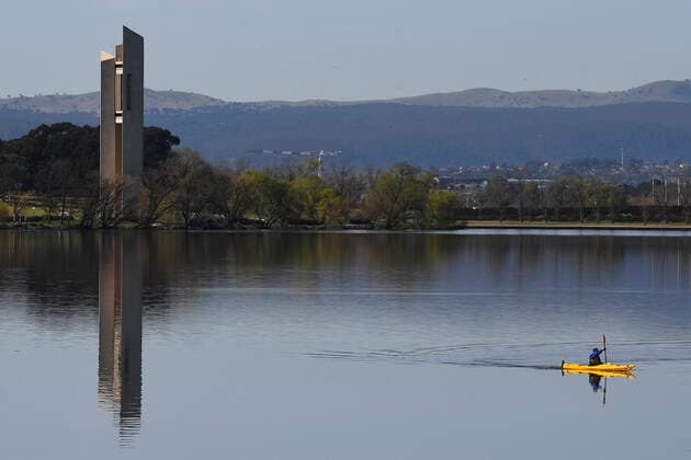 ACT CORONAVIRUS COVD19, A resident paddles his kayak on Lake Burley Griffin in Canberra, Wednesday, September 1, 2021. The ACT government is extending Canberra s lockdown for another two weeks until September 17. ( NO ARCHIVING, EDITORIAL USE ONLY, NO USE IN BOOKS WITHOUT CONSENT CANBERRA ACT AUSTRALIA  Copyright: xLUKASxCOCHx 20210901001571564783