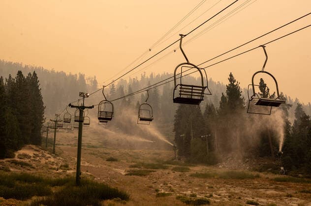 Bilder des Jahres 2021, News 08 August News Themen der Woche KW35 News Bilder des Tages August 31, 2021, NV, USA: Snow making machines are used to spray water on the slopes of Heavenly Mountain Resort located on the CaliforniaÃ¢â‚¬Nevada border in South Lake Tahoe during the Caldor Fire on Tuesday, August 31, 2021 in USA - ZUMAj89_ 20210831_zaf_j89_010 Copyright: xPaulxKitagakixJr.x
