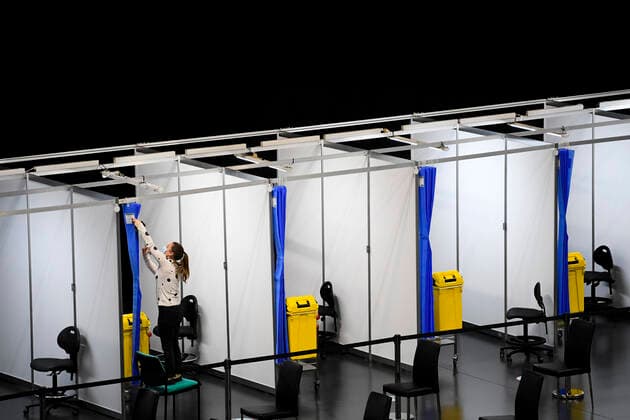 ACT CORONAVIRUS COVID19, A woman arranges a curtain at a vaccination booth at the soon to be opened ACT government vaccination hub at the Australian Institute of Sport (AIS) Arena in Canberra, Wednesday, September 1, 2021. The ACT government is extending Canberra s lockdown for another two weeks until September 17. ( NO ARCHIVING, EDITORIAL USE ONLY, NO USE IN BOOKS WITHOUT CONSENT CANBERRA ACT AUSTRALIA  Copyright: xLUKASxCOCHx 20210901001571603709