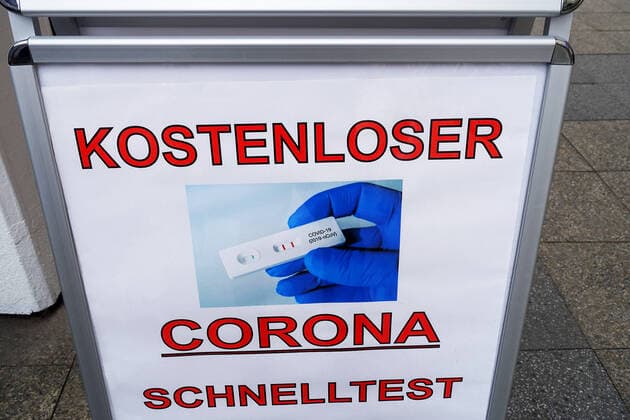 KOSTENLOSER CORONA SCHNELLTEST - in nur 15 Min - PoC-TESTSTATION - OHNE TERMIN - auf Coronainfektion testen - Corona - Coronakrisenzeit - Coronatest - Coronaschnelltest -Testzentrum - Corona-Kontaktverfolgung - öffentliches Leben - Corona-Infektion - Coronafallzahlen - Coronakrise - Maskenpflicht - COVID-19 - SARS-CoV-2 - Corona-Krise - Corona-Pandemie - Virus - Viren - Coronaeinschränkungen - Coronavirusausbreitung stoppen - Kampf gegen das Corona-Virus - Angst vor dem Coronavirus - Schutz vor dem Coronavirus - Sichtbare Corona-Maßnahme - öffentlicher Raum - Eindämmung von Corona-Infektionen - Coronavirus-Epidemie - Berlin, Deutschland, DEU, GER, 09.08.2021 - Berlin-Mitte: Coronatest-Zentrum in Zeiten der Corona-Pandemie auf der Müllerstra