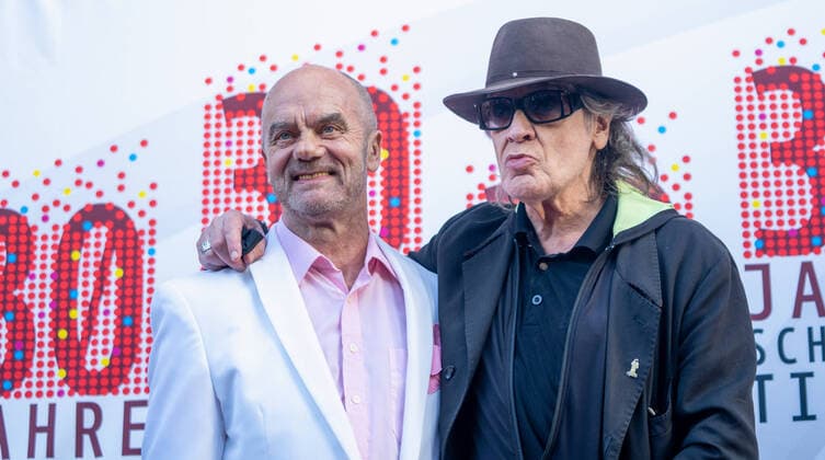 Bilder des Jahres 2021, Entertainment 09 September Entertainment Themen der Woche KW35 Entertainment Bilder des Tages Jubiläumsgala 30 Jahre SchmidtÂ s Tivoli auf der Reeperbahn in Hamburg Roter Teppich Corny Littmann mit Udo Lindenberg;Jubiläumsgala 30 Jahre SchmidtÂ s Tivoli auf der Reeperbahn in Hamburg Roter Teppich Corny Littmann mit Udo Lindenberg, Hamburg Hamburg Deutschland Schmidts Tivoli *** Anniversary Gala 30 years SchmidtÂ s Tivoli on the Reeperbahn in Hamburg Red carpet Corny Littmann with Udo Lindenberg Anniversary Gala 30 years SchmidtÂ s Tivoli on the Reeperbahn in Hamburg Red carpet Corny Littmann with Udo Lindenberg, Hamburg Hamburg Germany Schmidts Tivoli