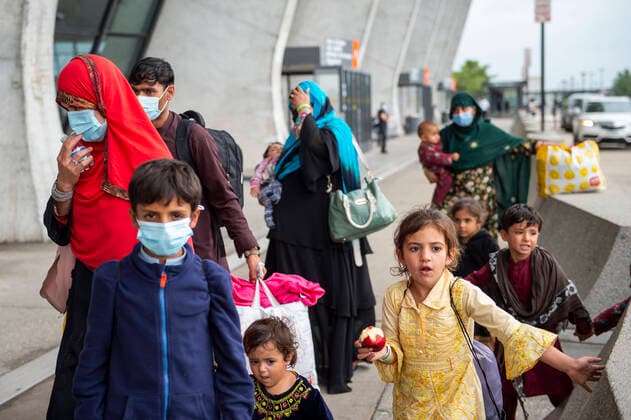 Frauen unter dem Taliban Regime in Afghanistan Refugees evacuated from Afghanistan arrive at Washington Dulles International Airport and make their way to a waiting bus in Chantilly, Virginia, Wednesday, September 1, 2021. Copyright: xPoolxviaxCNPx MediaPunchx