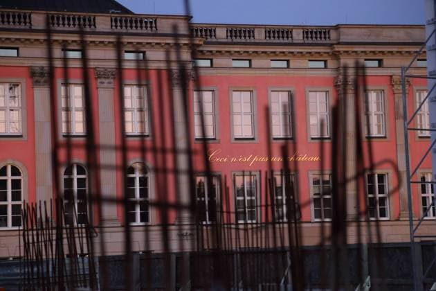 Ceci n est pas un chateau steht am Brandenburger Landtag, im Vordergund das Baufeld für das neue Wohn- und Geschäftsviertel am Alten Markt in Potsdam, 1. September 2021. Baufeld Innenstadtquartier Potsdam *** Ceci n est pas un chateau stands at the Brandenburger Landtag, in the foreground the construction site for the new residential and business district at the Alter Markt in Potsdam, 1 September 2021 construction site Innenstadtquartier Potsdam