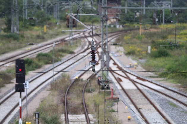 Wenn die GBL es will stehen alle Züge still: Blick am Donnerstag (02.09.2021) auf den Bahnhof von Neubrandenburg (Landkreis Mecklenburgische Seenplatte). Der Bahnhof macht am Morgen auf den Betrachter mal wieder einen trostlosen Eindruck. Dort wo sonst das Leben pulsiert herrscht gegenwärtig gähnende Leere. Denn, wie in ganz Deutschland auch, wird der Bahnhof in der Vier-Tore-Stadt bestreikt. Und bisher ist noch kein Ende abzusehen. *** When the GBL wants it all trains stand still View on Thursday 02 09 2021 on the station of Neubrandenburg county Mecklenburg Lake District The station makes in the morning on the viewer once again a desolate impression There where otherwise the life pulsates prevails currently yawning emptiness Because, as