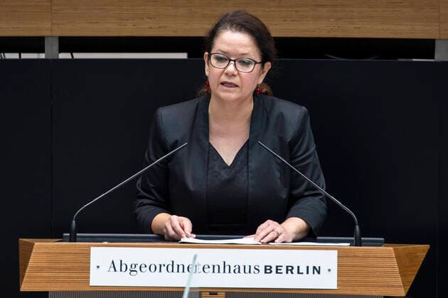 Uelker Radziwill (SPD) waehrend der Debatte in der aktuellen Stunde ueber der Aufnahme von Ortskraeften aus Afghanistan - Plenarsitzung im Abgeordnetenhaus in Berlin am 2. September 2021. *** Uelker Radziwill SPD during the debate in the current hour about the admission of local forces from Afghanistan Plenary session in the House of Representatives in Berlin on 2 September 2021