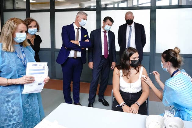 Coronavirus in Frankreich, Impfungen in einer Schule in Nizza Christian Estrosi maire de Nice lors du lancement de la vaccination dans les etablissements scolaires au lycee Guillaume Apollinaire a Nice NEWS : Lancement de la vaccination dans les etablissements scolaires a Nice - Nice - 02 09 2021 NorbertScanella PanoramiC 