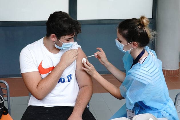 Coronavirus in Frankreich, Impfungen in einer Schule in Nizza Lancement de la vaccination dans les etablissements scolaires au lycee Guillaume Apollinaire a Nice NEWS : Lancement de la vaccination dans les etablissements scolaires a Nice - Nice - 02 09 2021 NorbertScanella PanoramiC 