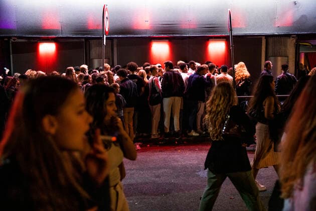 Nattelivsgaester foran Rumors paa Noerregade i Koebenhavn natten mellem torsdag den 2. september og fredag den 3. september 2021. Natklubber og barer kunne fra onsdag holde aabent mere eller mindre som normalt med dansegulv og uden afstand. Det er foerste gang, siden coronapandemien ramte Danmark.. , *** Nightlife guests in front of Rumors on Noerregade in Copenhagen on the night between Thursday 2 September and Friday 3 September 2021 From Wednesday, nightclubs and bars could be open more or less as usual with a dance floor and without distance.  Copyright: OlafurxSteinarxRyexGestsson OlafurxSteinarxGestssonx COP200 spdk20210903-014636-L