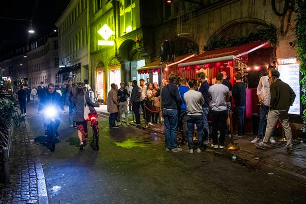 Nattelivsgaester foran La Boucherie paa Vestergade i Koebenhavn natten mellem torsdag den 2. september og fredag den 3. september 2021. Natklubber og barer kunne fra onsdag holde aabent mere eller mindre som normalt med dansegulv og uden afstand. Det er foerste gang, siden coronapandemien ramte Danmark.. , *** Nightlife guests in front of La Boucherie on Vestergade in Copenhagen on the night between Thursday 2 September and Friday 3 September 2021 From Wednesday, nightclubs and bars could be open more or less as usual with a dance floor and without distance.  Copyright: OlafurxSteinarxRyexGestsson OlafurxSteinarxGestssonx COP200 spdk20210903-014740-L