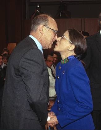 IMAGO ICONS: Ruth Bader Ginsburg Berühmte Feministinnen, Ruth Bader Ginsburg July 20, 1993, Washington, District of Columbia, USA: Judge Ruth Bader Ginsburg of the United States Court of Appeals for the District of Columbia, right, kisses her husband, Martin D. Ginsburg, left, prior to her confirmation hearing as Associate Justice of the US Supreme Court .before the US Senate Committee on the Judiciary on Capitol Hill in Washington, DC on July 20, 1993. If confirmed, Judge Ginsburg will replace retiring Associate Justice Byron R. White Washington USA - ZUMAs152 19930720_zaa_s152_007 Copyright: xRonxSachsx