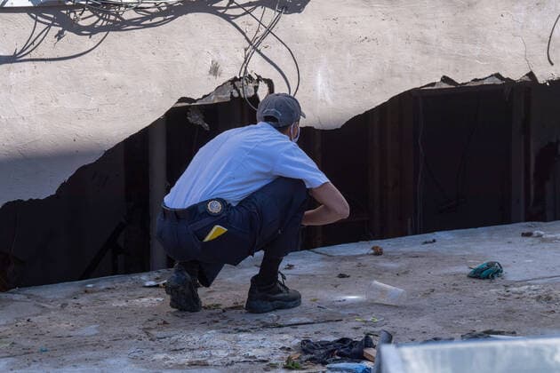 Bilder des Jahres 2021, News 09 September News Themen der Woche KW35 News Bilder des Tages September 2, 2021, New York, United States: New York City Department of building employee inspects damage to a house where Phamatee Ramskriet and Khrishah Ramskriet were killed when their basement apartment was flooded by Hurricane Ida s remnants in New York City..Governor Kathy Hochul, Senator. Charles Schumer, and Mayor Bill de Blasio joined other officials standing near a home where Phamatee Ramskriet and Khrishah Ramskriet were killed when their basement apartment was flooded in the Jamaica neighborhood of the Queens discuss future preparations, and the toll of the storm. The remnants of Hurricane Ida dumped historic rain over New York City as freeways and boulevards turned into rivers, submerging cars. New York United States - ZUMAs197 20210902_zaa_s197_288 Copyright: xRonxAdarx