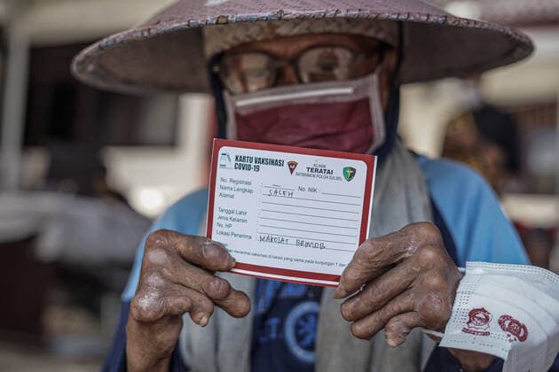 News Bilder des Tages September 3, 2021, Makassar, South Sulawesi, Indonesia: A beggar who is also a disabled person shows a vaccine card that has been obtained after carrying out the Covdi-19 vaccination at the Mobile Brigade Headquarters of the South Sulawesi Police. This free vaccination activity was carried out at the South Sulawesi Police Mobile Brigade Headquarters to meet the vaccine target for the people of South Sulawesi as much as 80 percent. Makassar Indonesia - ZUMAb223 20210903_zip_b223_004 Copyright: xHerwinxBaharx