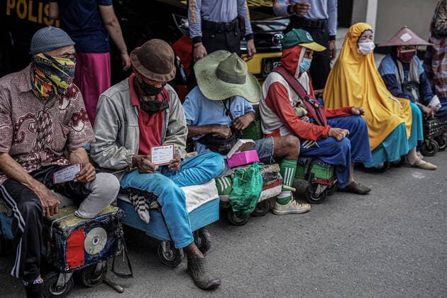 September 3, 2021, Makassar, South Sulawesi, Indonesia: A number of beggars who are also disabled are lined up neatly after getting the Covid-19 vaccination. This free vaccination activity was carried out at the South Sulawesi Police Mobile Brigade Headquarters to meet the vaccine target for the people of South Sulawesi as much as 80 percent. Makassar Indonesia - ZUMAb223 20210903_zip_b223_006 Copyright: xHerwinxBaharx