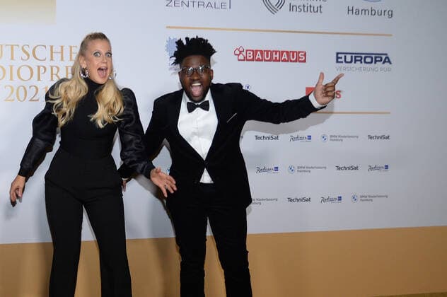 Hamburg the 02 09 2021 Barbara Schöeberger and Kelvin Jones at the award ceremony German Radio Award 2021 in Hamburg on the golden carpet The festive gala took place under corona conditions at the Schuppen 52 in the Hamburg harbour Golden carpet at the award ceremony German Radio Award 2021 in Hamburg, Hamburg harbour Hamburg Germany Schuppen 52