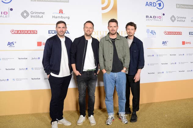 Hamburg the 02 09 2021 Jakob Sinn, Kristoffer Huenecke, Johannes Strate and Niels Kristian Hansen with their band Revolverheld at the German Radio Award 2021 ceremony in Hamburg on the golden carpet The festive gala took place under corona conditions at Schuppen 52 in Hamburg harbour Golden carpet at the German Radio Award 202