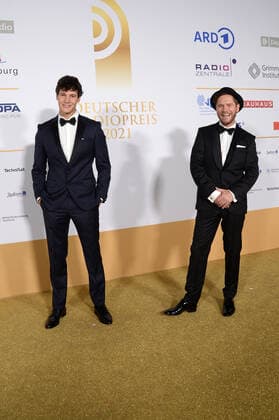 Hamburg the 02 09 2021 Wincent Weiss and Johannes Oerding at the award ceremony German Radio Award 2021 in Hamburg on the golden carpet The festive gala took place under corona conditions at the Schuppen 52 in the Hamburg harbour Golden carpet at the award ceremony German Radio Award 2021 in Hamburg, Hamburg harbour Hamburg Germany Schuppen 52