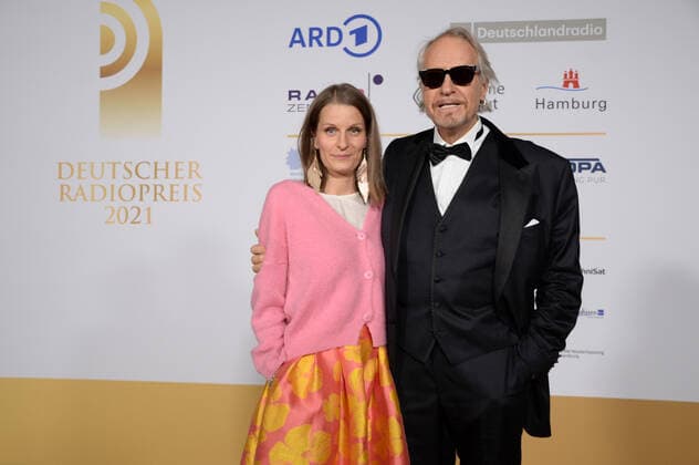 Hamburg the 02 09 2021 Rainer Schöne and his wife Anja Schöne at the award ceremony of the German Radio Award 2021 in Hamburg on the golden carpet The festive gala took place under corona conditions in the Schuppen 52 in the Hamburg harbour Golden carpet at the award ceremony of the German Radio Award 2021 in Hamburg, Hamburg harbour Hamburg Germany Schuppen 52