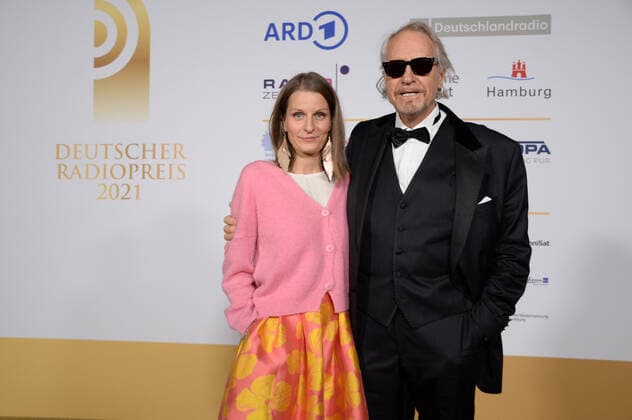 Hamburg the 02 09 2021 Rainer Schöne and his wife Anja Schöne at the award ceremony of the German Radio Award 2021 in Hamburg on the golden carpet The festive gala took place under corona conditions in the Schuppen 52 in the Hamburg harbour Golden carpet at the award ceremony of the German Radio Award 2021 in Hamburg, Hamburg harbour Hamburg Germany Schuppen 52