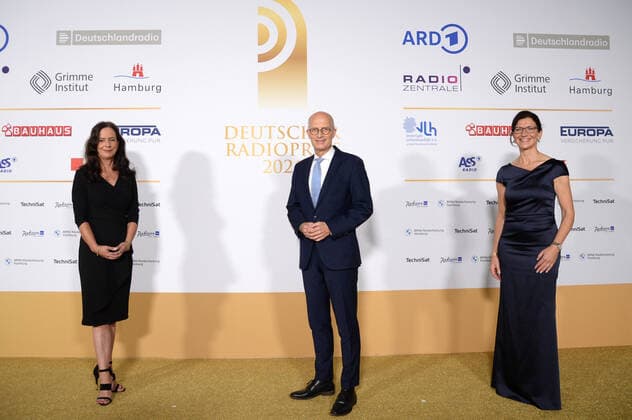 Hamburg the 02 09 2021 Grit Leithäuser, Peter Tschentscher, Katja Marx NDR at the award ceremony German Radio Award 2021 in Hamburg on the golden carpet The festive gala took place under corona conditions in the Shed 52 in the Port of Hamburg Golden carpet for the award ceremony German Radio Award 2021 in Hamburg, Hamburg Port Hamburg Germany Shed 52
